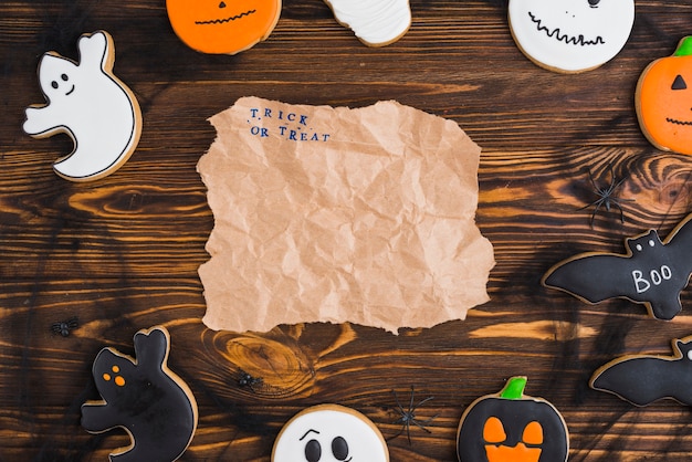 Panes de jengibre de Halloween dispuestos en círculo con papel artesanal