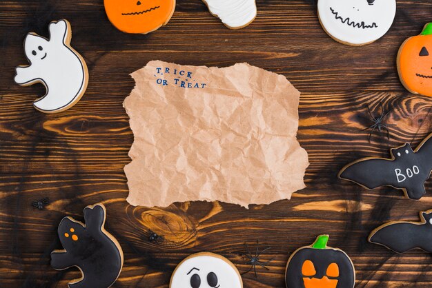 Panes de jengibre de Halloween dispuestos en círculo con papel artesanal