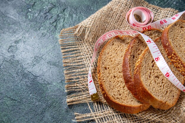 Panes de pan fresco vista frontal