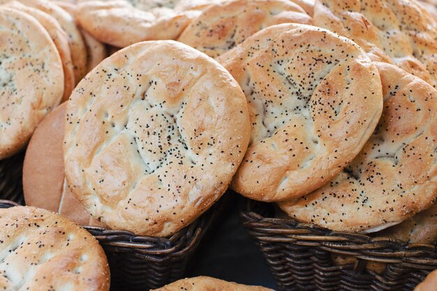 Panes recién horneados redondos caseros tradicionales en la cesta.