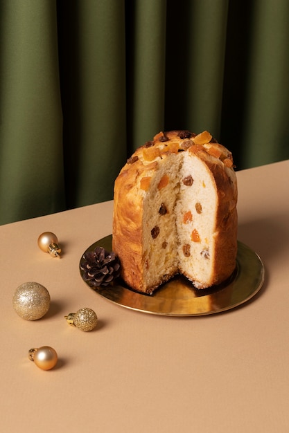 Panettone y adornos de alto ángulo