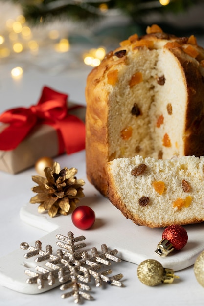 Panettone y adornos navideños