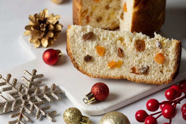 Panettone de alto ángulo y adornos navideños