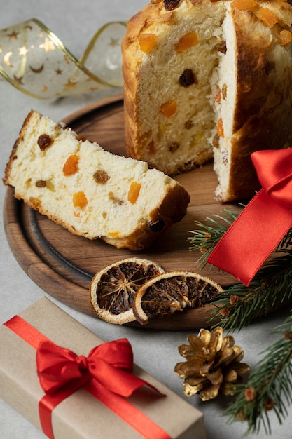 Panettone de alto ángulo y regalos