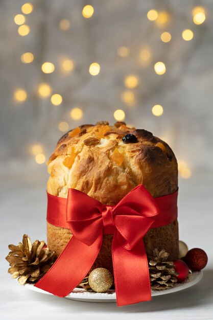 Panettone de comida navideña con cinta