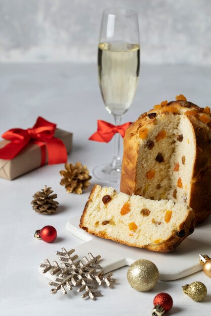 Panettone navideño de alto ángulo y presente