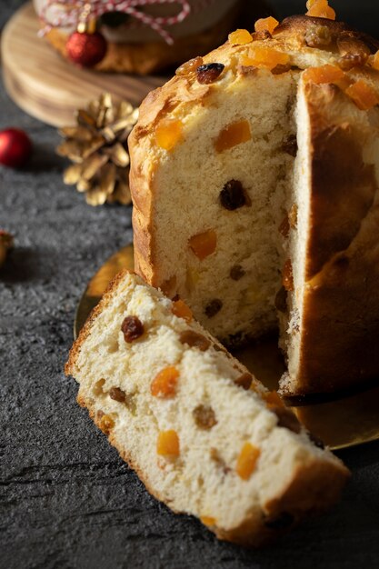 Panettone navideño sabroso alto ángulo