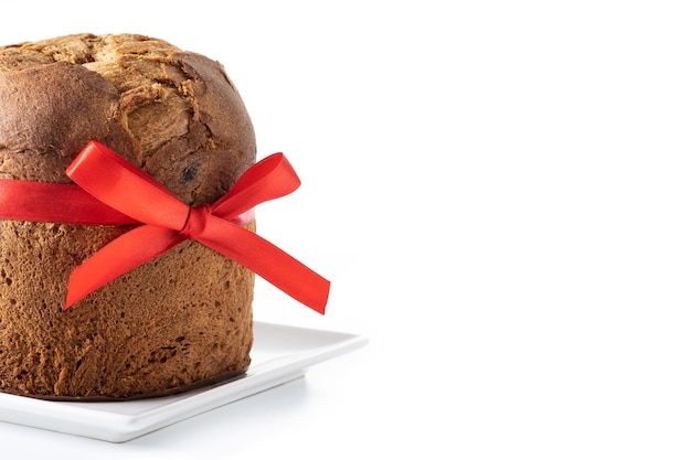 Panettone tradicional de Navidad con corbata roja aislado sobre fondo blanco.