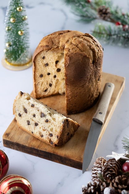 Panettone tradicional navideño sobre fondo de mármolxA