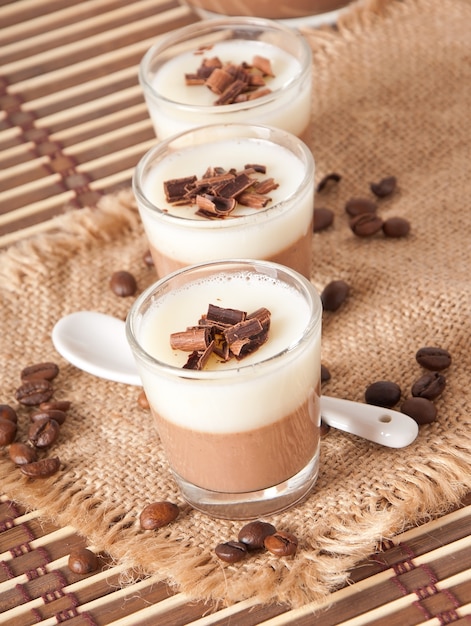 Foto gratuita panna cotta de chocolate