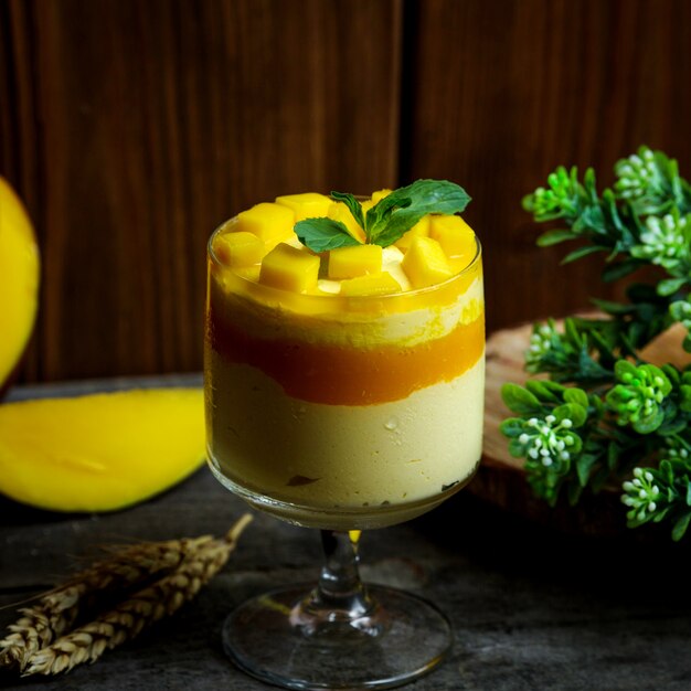 Panna cotta con rodajas de piña