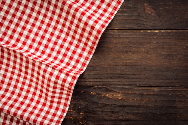 Paño de cocina en mesa de madera.