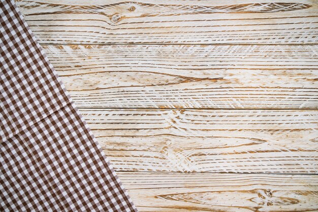 Paño de cocina en mesa de madera.