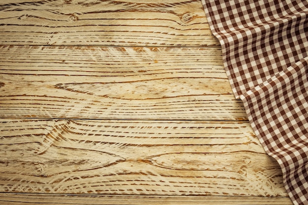 Foto gratuita paño de cocina en mesa de madera.