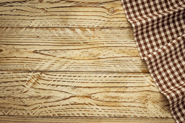 Paño de cocina en mesa de madera.