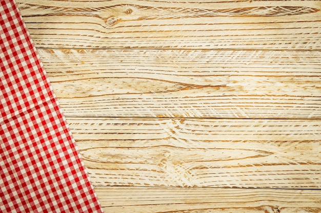 Paño de cocina en mesa de madera.