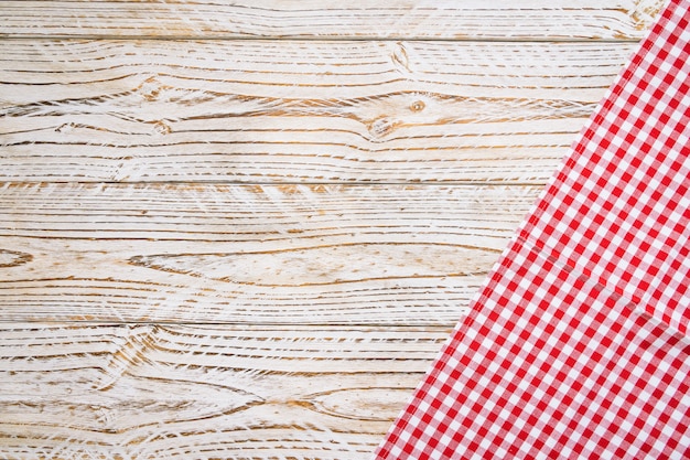 Paño de cocina en mesa de madera.