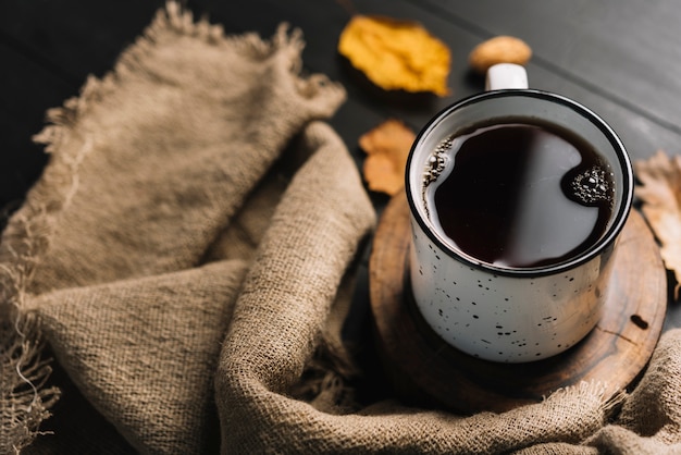 Paño y té cerca de las hojas