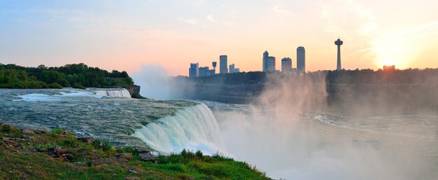 Panorama del amanecer de las Cataratas del Niágara