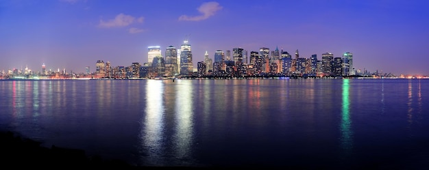 Foto gratuita panorama del atardecer de manhattan de nueva york