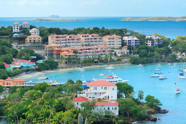 Panorama de la bahía de St John con edificios y barcos en las Islas Vírgenes.