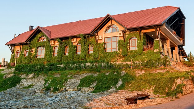 Panorama de la bodega Chateau Vartely al atardecer con luz roja