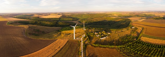 Panorama de campos con turbinas eólicas.