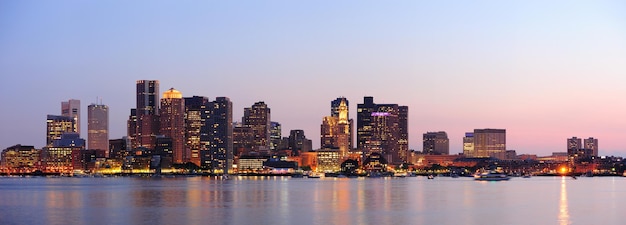 Foto gratuita panorama del centro de boston al atardecer