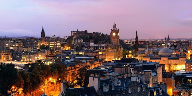 Panorama de la ciudad de Edimburgo por la noche en el Reino Unido.