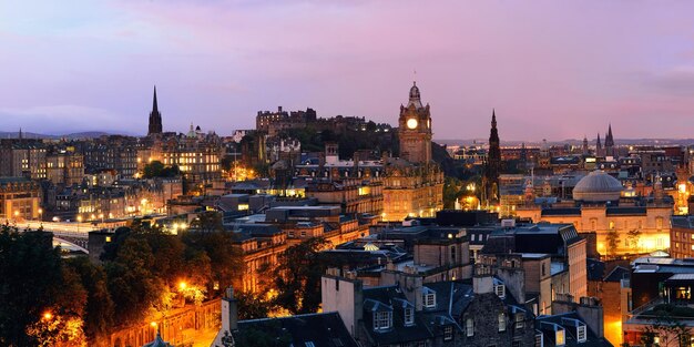 Panorama de la ciudad de Edimburgo por la noche en el Reino Unido.