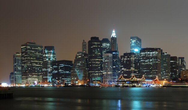 PANORAMA DE LA ESCENA NOCTURNA DE LA CIUDAD DE NUEVA YORK MANHATTAN