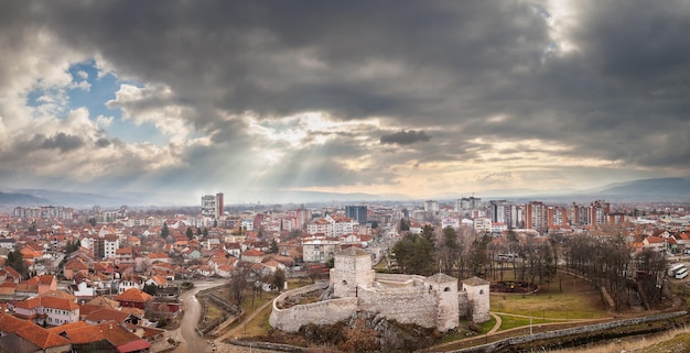 El panorama de la hermosa fortaleza llamada Momcilov Grad y el paisaje urbano de Pirot se iluminan con increíbles rayos de sol