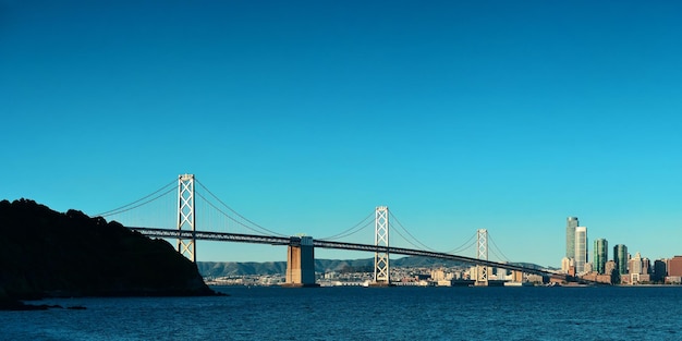 Panorama del horizonte de la ciudad de San Francisco con arquitecturas urbanas.