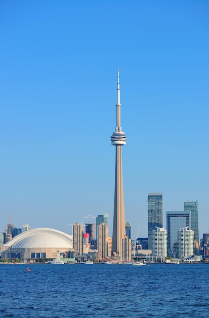 Panorama del horizonte de Toronto sobre el lago con arquitectura urbana.