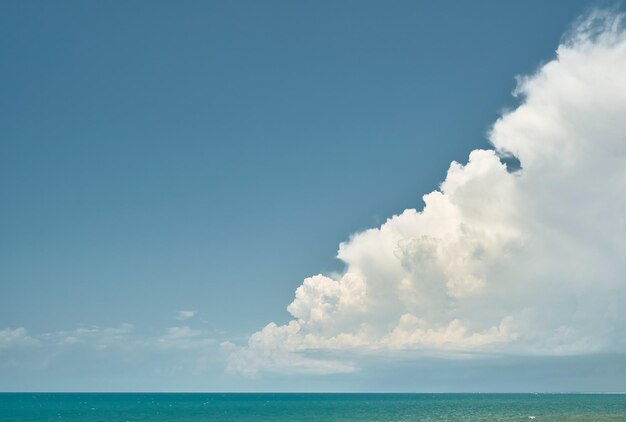 Panorama del mar volador y el cielo azul con fondo de fin de semana de verano de nubes para protector de pantalla o papel tapiz en la pantalla o espacio libre de publicidad para texto