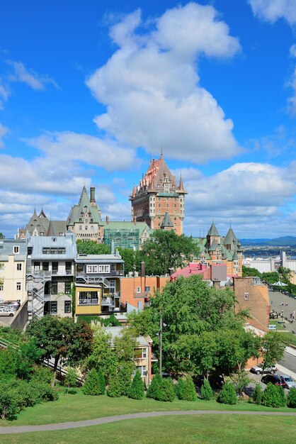 Panorama del paisaje urbano de la ciudad de Quebec con nubes, cielo azul y edificios históricos.