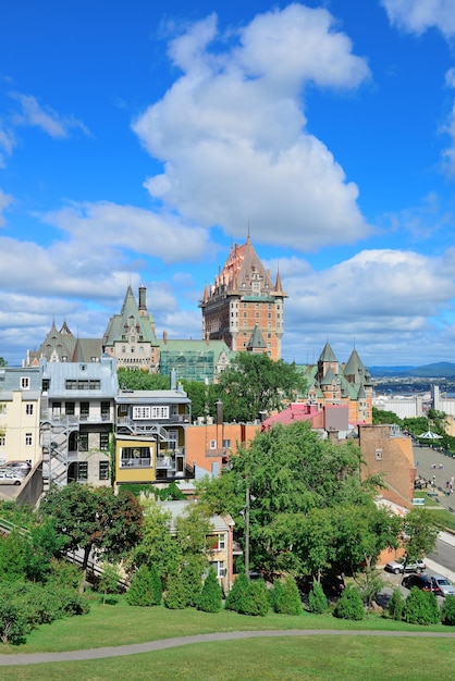 Panorama del paisaje urbano de la ciudad de Quebec con nubes, cielo azul y edificios históricos.