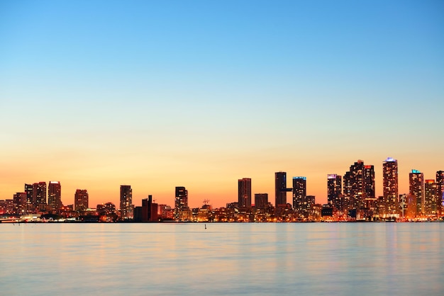 Panorama del paisaje urbano de Toronto al atardecer sobre el lago con luz colorida.