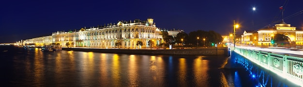 Panorama del Palacio de Invierno en la noche