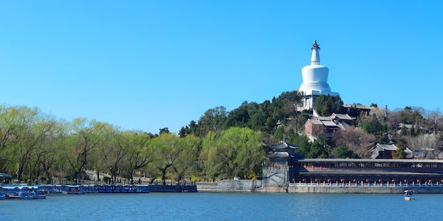 Foto gratuita panorama del parque beihai con arquitectura histórica en beijing