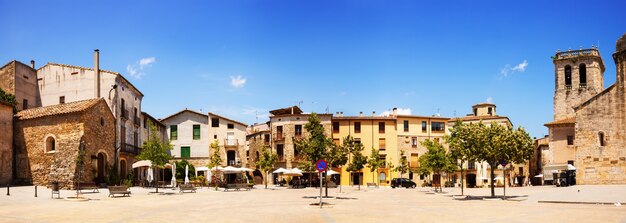 Panorama de la plaza del pueblo. Besalú