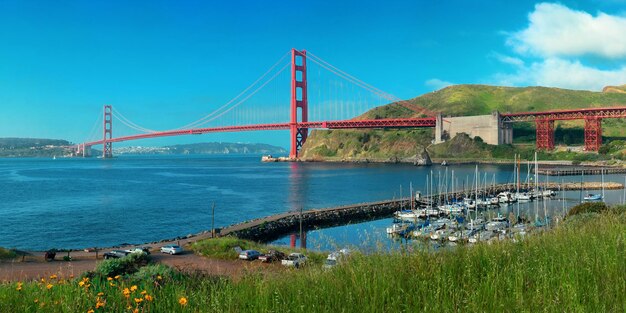 Panorama del puente Golden Gate en San Francisco con bahía y barco