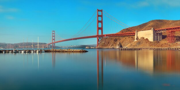 Panorama del puente Golden Gate en San Francisco con reflejos