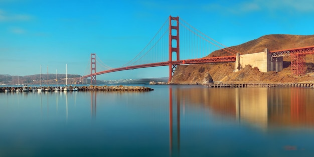 Panorama del puente Golden Gate en San Francisco con reflejos