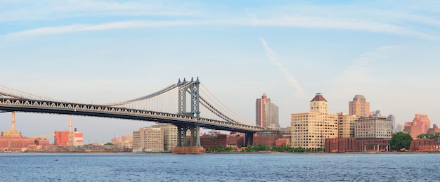 Panorama del puente de Manhattan sobre el East River visto desde el paseo marítimo del Bajo Manhattan de la ciudad de Nueva York al atardecer.