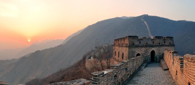 Panorama de la puesta del sol de la Gran Muralla sobre las montañas en Beijing, China.