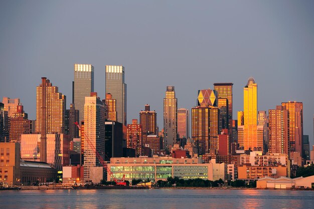 Panorama de la puesta del sol de Manhattan de Nueva York