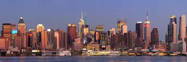 Panorama de la puesta del sol de Manhattan de Nueva York