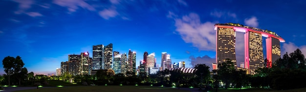 Panorama ultra amplio del horizonte de Singapur al atardecer