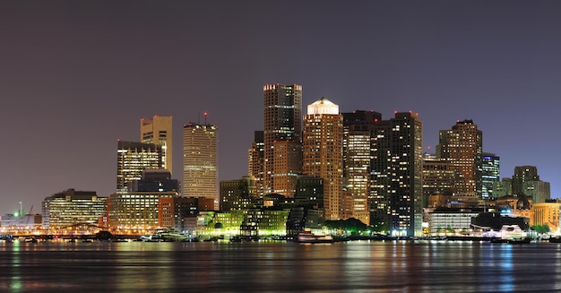 Panorama urbano de la escena nocturna de la ciudad de Boston Massachusetts.